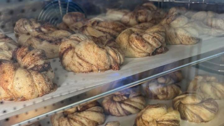 Nystekte kanelboller i varmeskap klare for servering.